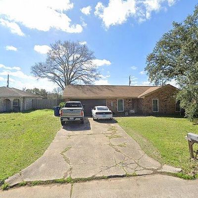 104 Meadowlark Ln, Angleton, TX 77515