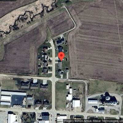 106 N Main St, Newhall, IA 52315