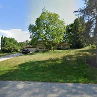 1255 Rolling Green Dr, Waukesha, WI 53186