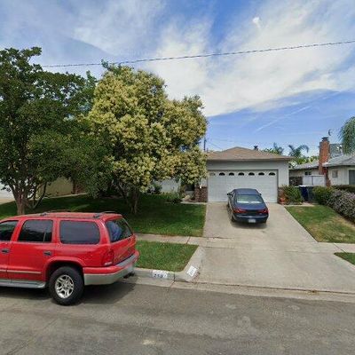 2407 E Acacia Ave, Fresno, CA 93726