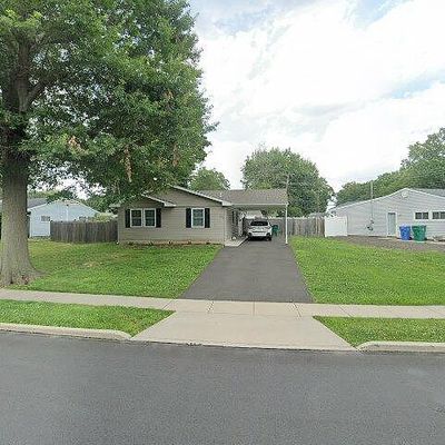 285 Oaktree Dr, Levittown, PA 19055