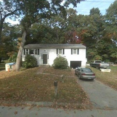 6 Pequot Dr, Gales Ferry, CT 06335