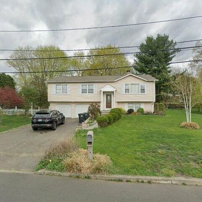 6 Strawberry Hill Rd, Milford, CT 06461