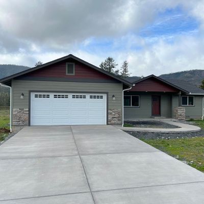 601 E Forks Cir, Cave Junction, OR 97523