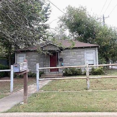 621 N Crockett St, Granbury, TX 76048