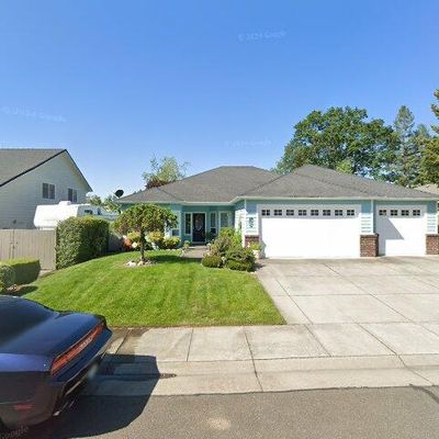 687 White Oak Ave, Central Point, OR 97502