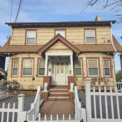 7 Bayview Pl, Staten Island, NY 10304