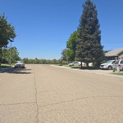 647 W Nevada St, Kingsburg, CA 93631