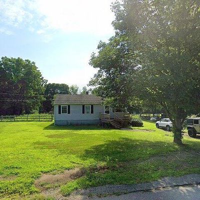 8 Blueberry Ln, Jewett City, CT 06351