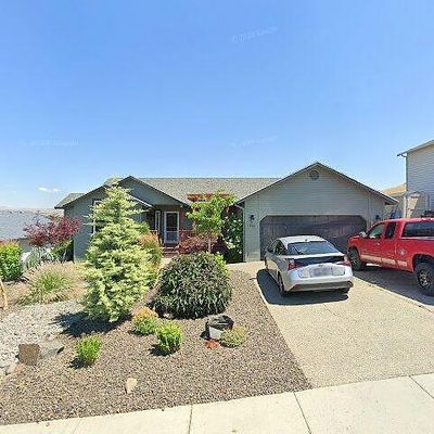 803 S 4 Th Street Loop, Selah, WA 98942