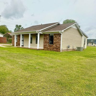 804 Fairlawn Dr, Bolivar, TN 38008