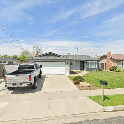 818 Clover Ln, Hanford, CA 93230