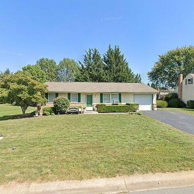 821 Lakeview Dr, Lancaster, PA 17601