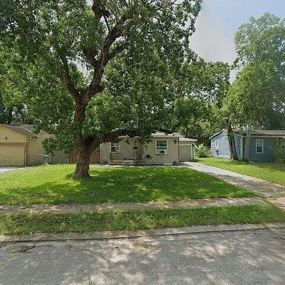 121 Huisache St, Lake Jackson, TX 77566