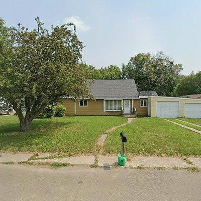 124 Veterans Ave S, Park River, ND 58270