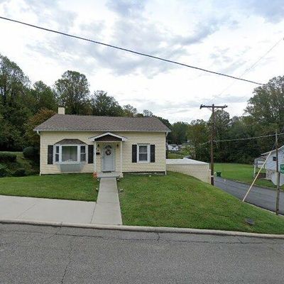 249 E Poplar St, Mount Airy, NC 27030