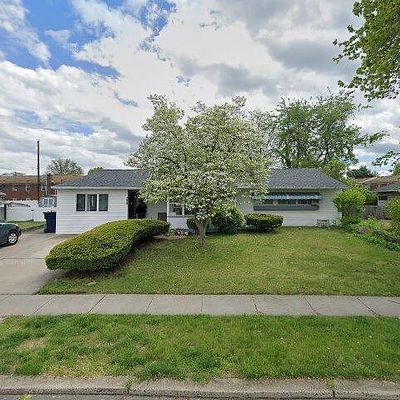 289 Pinewood Dr, Levittown, PA 19054