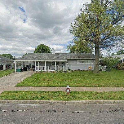 410 Pinewood Dr, Levittown, PA 19054