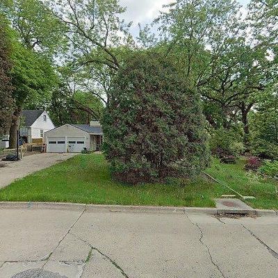 6432 Center St, Des Moines, IA 50312