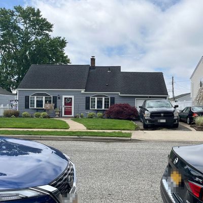 8 Spring Ln, Levittown, NY 11756