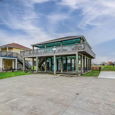 935 W Westview, Crystal Beach, TX 77650