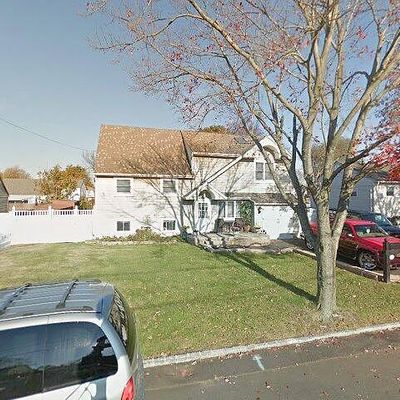 945 N Ontario Ave, Lindenhurst, NY 11757