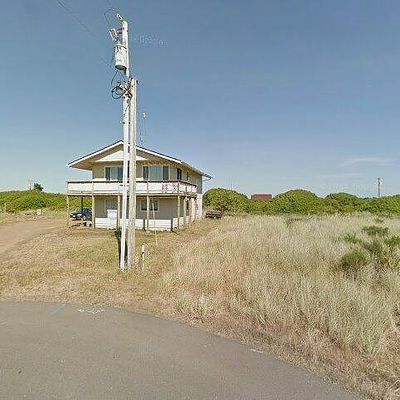 962 Sea Urchin Ct Sw, Ocean Shores, WA 98569