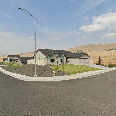 908 Azalea Ln, Yakima, WA 98901