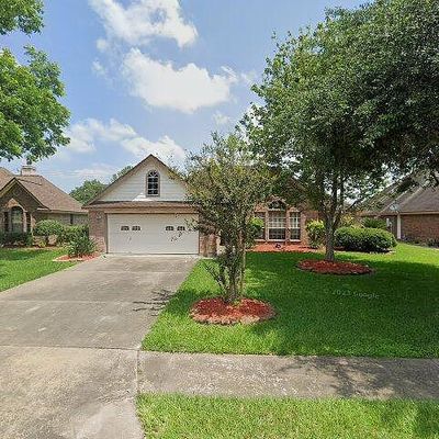 125 Jamestown Ave, Clute, TX 77531