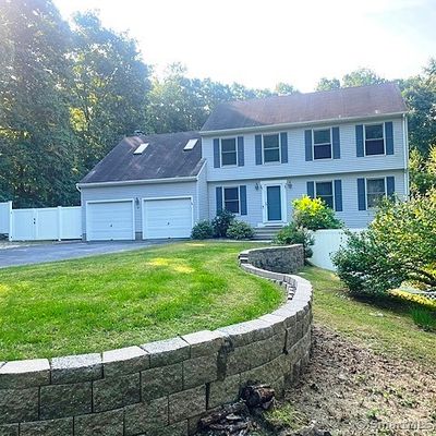 21 Whippoorwill Dr, Gales Ferry, CT 06335