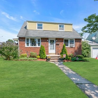 242 Pandolfi Ave, Secaucus, NJ 07094