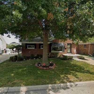 22437 Pointe Dr, Saint Clair Shores, MI 48081