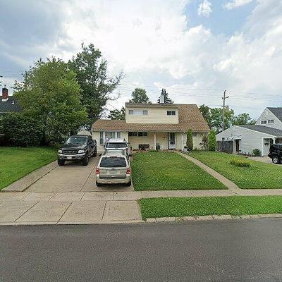 74 Rocky Pool Ln, Levittown, PA 19055