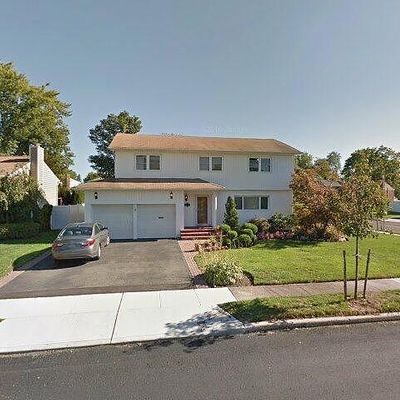 9 Gloria Dr, Woodbury, NY 11797