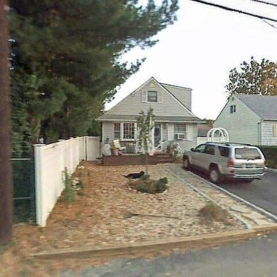 92 Tremont Rd, Lindenhurst, NY 11757