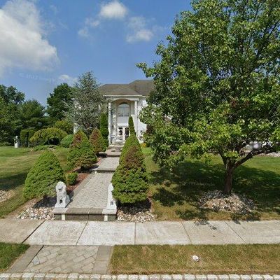 1 Camelot Dr, Farmingdale, NJ 07727