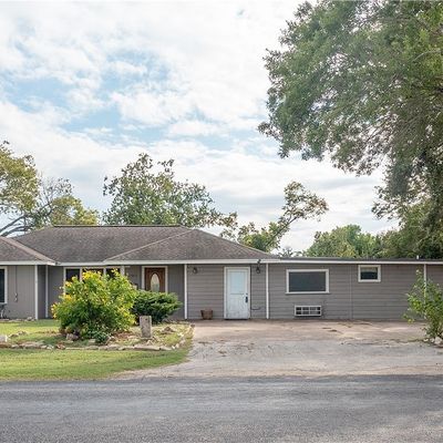 1003 N Kleas St, Edna, TX 77957