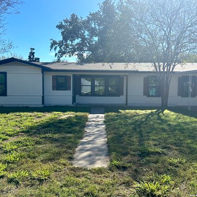 1019 W Goodwin St, Pleasanton, TX 78064