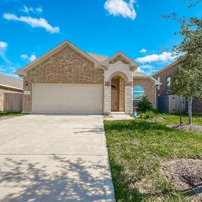 102 Kelly St, Angleton, TX 77515