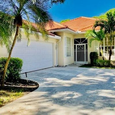 104 Lost Bridge Dr, Palm Beach Gardens, FL 33410