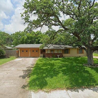 104 Pin Oak St, Lake Jackson, TX 77566