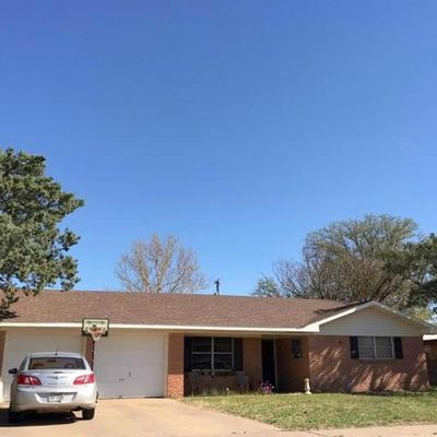 105 Rip St, Levelland, TX 79336