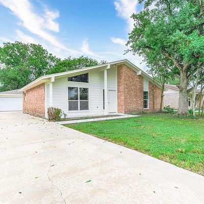 1310 Northview Ct, Angleton, TX 77515