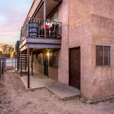 134 Rhode Island St Se, Albuquerque, NM 87108