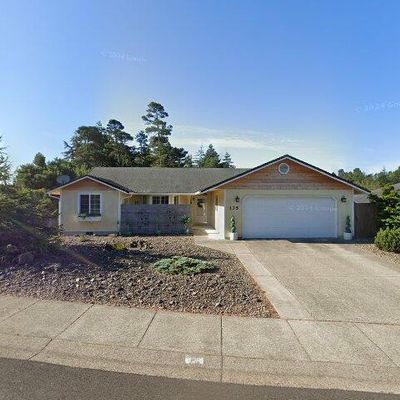 135 Park Village Loop, Florence, OR 97439