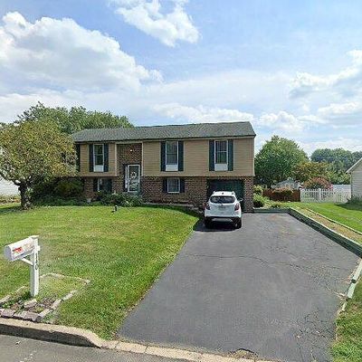 140 Apple Valley Dr, Langhorne, PA 19047