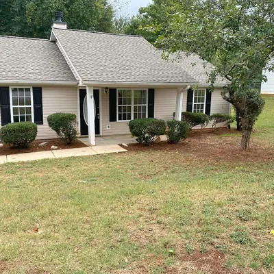 13 Huntington Dr, Grantville, GA 30220