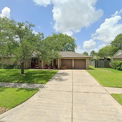 1303 W Castlewood Ave, Friendswood, TX 77546