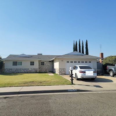 1720 Cherry Ln, Clovis, CA 93612