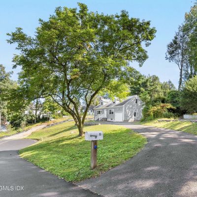 19 Lakeview Dr, Riverside, CT 06878